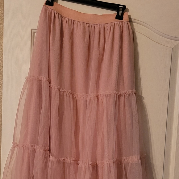 New York and Company tiered tulle skirt - Picture 4 of 6
